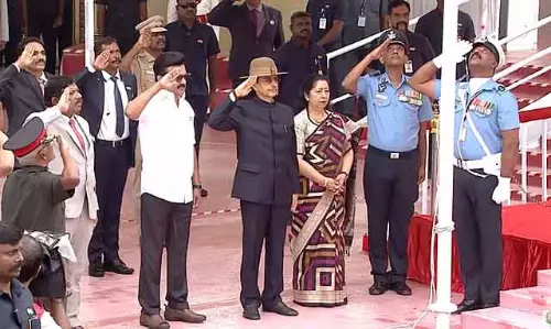 Republic Day : राज्यपाल आर.एन. रवि ने राष्ट्रीय ध्वज फहराया।