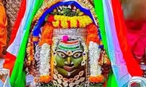 Ujjain:  महाकाल के मस्तक पर तीन रंगों के कमल से हुआ शृंगार, गणतंत्र दिवस पर मंदिर तिरंगे के रंग में सजा