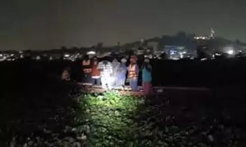 Telangana: मगरमच्छों से भरे तालाब में फंस गई नाव, ऐसे बची सभी की जान Telangana: मगरमच्छों से भरे तालाब में फंस गई नाव, ऐसे बची सभी की जान
