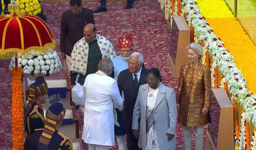 राष्ट्रपति मुर्मू पारंपरिक बग्गी में पहुंचीं, गणतंत्र दिवस परेड में सैन्य शक्ति का प्रदर्शन राष्ट्रपति मुर्मू पारंपरिक बग्गी में पहुंचीं, गणतंत्र दिवस परेड में सैन्य शक्ति का प्रदर्शन