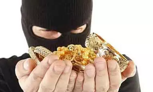 Mumbai : डोंगरी में चोरों ने घर में सेंध लगाई, ₹3.01 लाख का सोना, चांदी और कैश चुराया Mumbai : डोंगरी में चोरों ने घर में सेंध लगाई, ₹3.01 लाख का सोना, चांदी और कैश चुराया