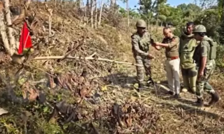 Manipur: असम राइफल्स ने भारत-म्यांमार सीमा पर बिना फटे बमों को निष्क्रिय किया Manipur: असम राइफल्स ने भारत-म्यांमार सीमा पर बिना फटे बमों को निष्क्रिय किया