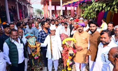 MP : हाटपिपलिया में गांव वालों ने मिलकर गाय की शानदार शादी मनाई MP : हाटपिपलिया में गांव वालों ने मिलकर गाय की शानदार शादी मनाई