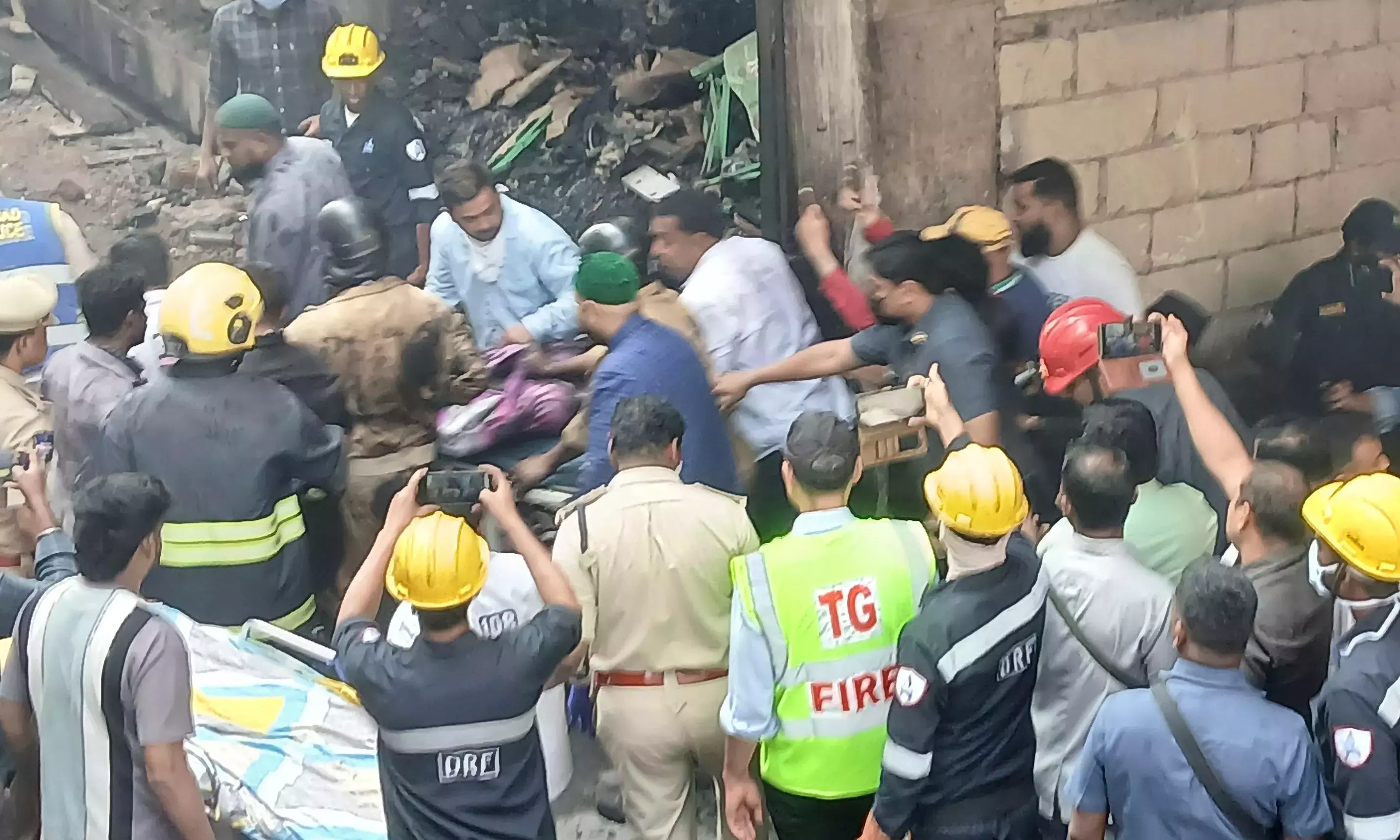 Telangana: बचाव अभियान में आठ दमकलकर्मी घायल हो गए