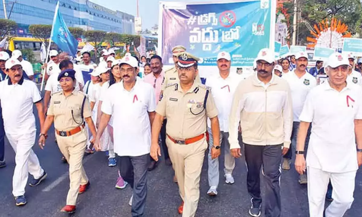 Andhra: पुलिस ने नशीली दवाओं के दुरुपयोग के खिलाफ वॉकथॉन का नेतृत्व किया Andhra: पुलिस ने नशीली दवाओं के दुरुपयोग के खिलाफ वॉकथॉन का नेतृत्व किया