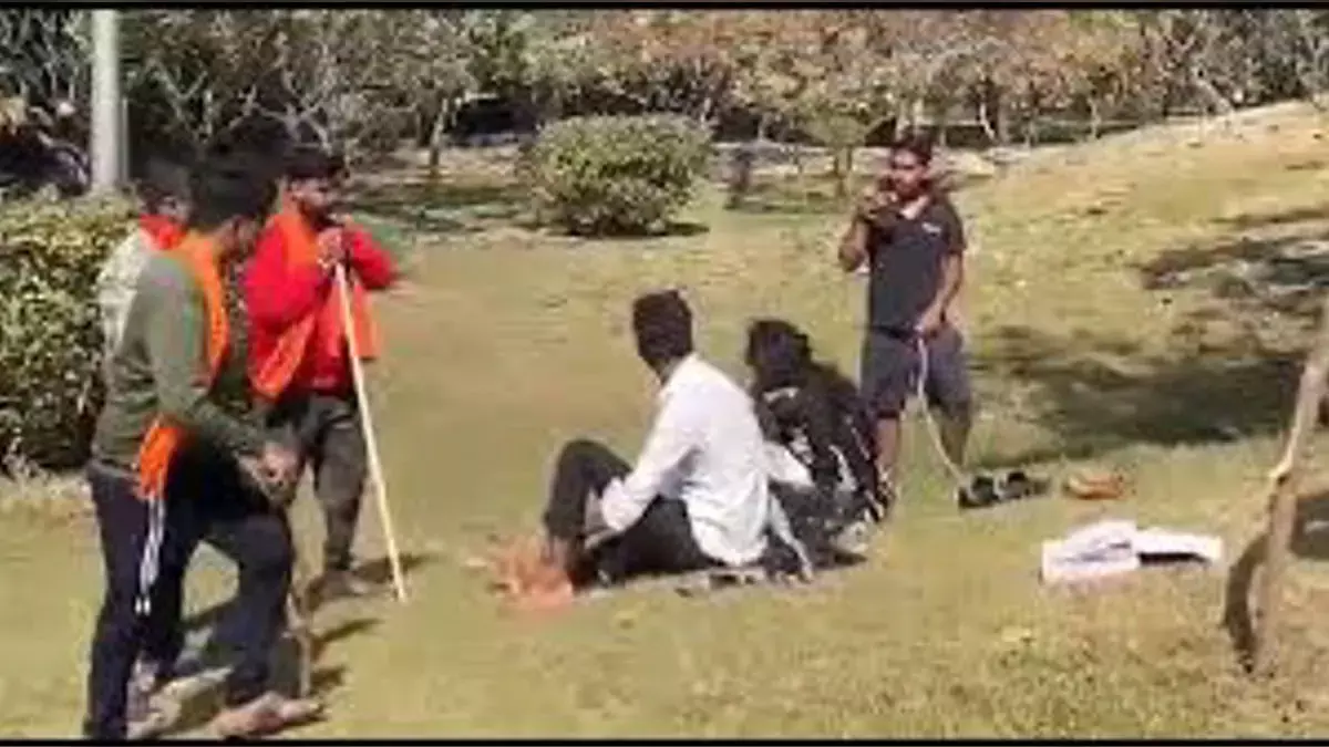 मोरल पुलिसिंग का डर: यूपी में पिज़्ज़ा डेट पर गए कपल ने दूसरी मंज़िल से कूदकर बचाई जान