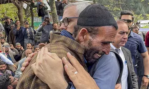 Pahalgam आतंकी हमले के पीड़ित समेत 56 लोगों को जम्मू-कश्मीर सरकार ने सम्मानित किया