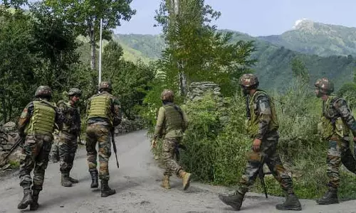 J&K : किश्तवाड़ में सुरक्षा बलों और आतंकवादियों के बीच नई मुठभेड़ शुरू हुई J&K : किश्तवाड़ में सुरक्षा बलों और आतंकवादियों के बीच नई मुठभेड़ शुरू हुई