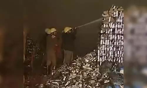 खाद्य गोदाम में लगी आग, छह लोगों के फंसे होने की आशंका