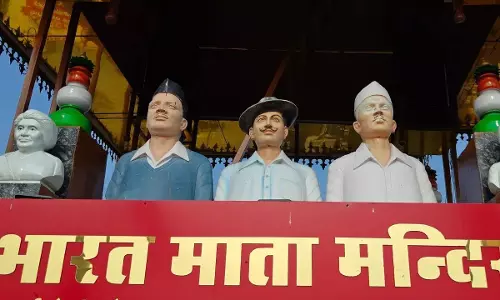 Kota: पीएम मोदी, गहलोत और अमिताभ की मूर्तियां एक ही मंदिर में