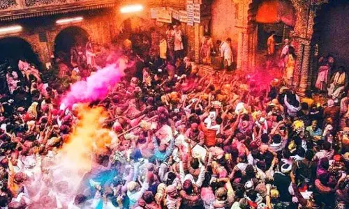 Mathura: बरसाना में रंग और मस्ती का त्योहार Mathura: बरसाना में रंग और मस्ती का त्योहार