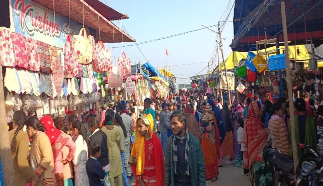 Farrukhabad: मेले में उमड़ी भीड़, व्यापारियों के चेहरे खिले Farrukhabad: मेले में उमड़ी भीड़, व्यापारियों के चेहरे खिले