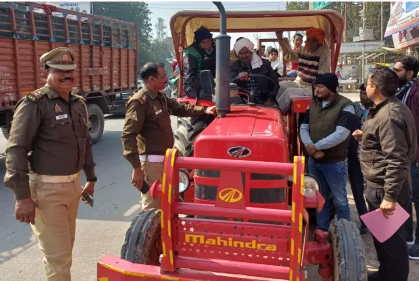 Farrukhabad: ट्रैक्टर चालकों को सुरक्षित ड्राइविंग की सलाह
