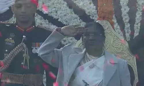 President ने दिल्ली में राष्ट्रीय ध्वज फहराया President ने दिल्ली में राष्ट्रीय ध्वज फहराया