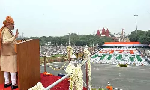 देश भर में 77वें गणतंत्र दिवस का जश्न: PM Modi ने लोगों को बधाई दी, दिल्ली में सुरक्षा बढ़ाई गई देश भर में 77वें गणतंत्र दिवस का जश्न: PM Modi ने लोगों को बधाई दी, दिल्ली में सुरक्षा बढ़ाई गई