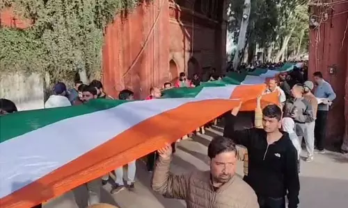 Jammu-Kashmir: 300 फीट तिरंगे के साथ सड़कों पर उतरे युवा Jammu-Kashmir: 300 फीट तिरंगे के साथ सड़कों पर उतरे युवा