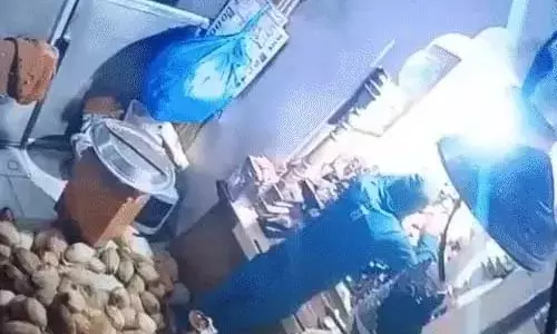 चोर का फुटेज पुलिस ने किया वायरल, जानकारी देने पर मिलेगा 5 हजार ईनाम चोर का फुटेज पुलिस ने किया वायरल, जानकारी देने पर मिलेगा 5 हजार ईनाम
