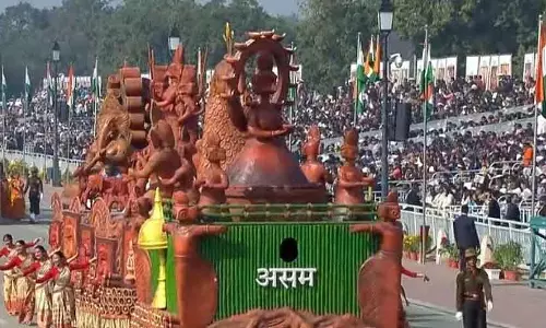 गणतंत्र दिवस परेड में Assam की झांकी में अशारिकांडी टेराकोटा शिल्प परंपरा को दिखाया गया