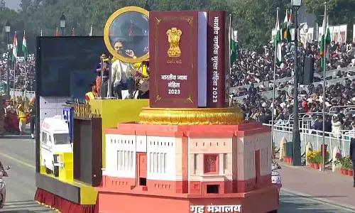 Home Ministry ने गणतंत्र दिवस की झांकी में नए आपराधिक कानूनों को दिखाया; संविधान ने बैकग्राउंड बनाया Home Ministry ने गणतंत्र दिवस की झांकी में नए आपराधिक कानूनों को दिखाया; संविधान ने बैकग्राउंड बनाया