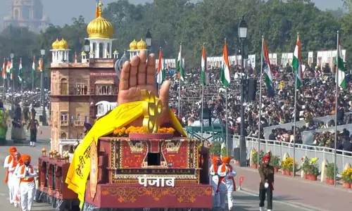 गणतंत्र दिवस परेड, Punjab की झांकी में गुरु तेग बहादुर की शहादत के 350 साल पूरे होने को याद किया गया गणतंत्र दिवस परेड, Punjab की झांकी में गुरु तेग बहादुर की शहादत के 350 साल पूरे होने को याद किया गया