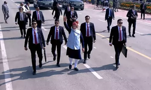 कर्तव्य पथ पर आम लोगों से मिलने के लिए प्रधानमंत्री मोदी ने दरकिनार किया प्रोटोकॉल, VIDEO कर्तव्य पथ पर आम लोगों से मिलने के लिए प्रधानमंत्री मोदी ने दरकिनार किया प्रोटोकॉल, VIDEO