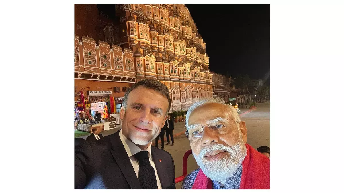 फ्रांस के राष्ट्रपति मैक्रों ने गणतंत्र दिवस पर शुभकामनाएं दीं, 2024 की पुरानी तस्वीर शेयर की