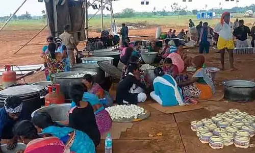 DMK महिला मोर्चा सम्मेलन की तैयारी में एक पार्टी DMK महिला मोर्चा सम्मेलन की तैयारी में एक पार्टी