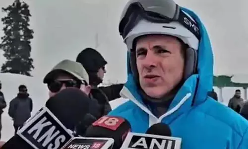 CM ने गुलमर्ग में पर्यटकों के साथ स्कीइंग की, नेटिज़न्स की मिली-जुली प्रतिक्रियाएँ CM ने गुलमर्ग में पर्यटकों के साथ स्कीइंग की, नेटिज़न्स की मिली-जुली प्रतिक्रियाएँ