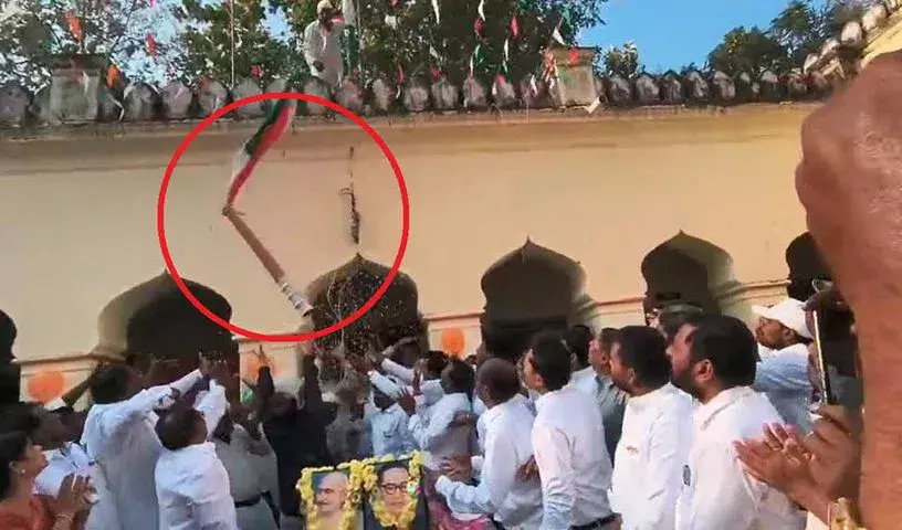 Narayanpet: मखथल तहसीलदार ऑफिस में झंडे का पोल गिरने से कांग्रेस नेता घायल Narayanpet: मखथल तहसीलदार ऑफिस में झंडे का पोल गिरने से कांग्रेस नेता घायल
