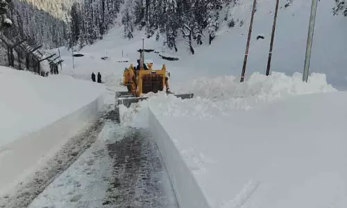 Kupwara के ऊपरी इलाके अभी भी कटे हुए, बर्फ हटाने का काम तेज़ी से जारी Kupwara के ऊपरी इलाके अभी भी कटे हुए, बर्फ हटाने का काम तेज़ी से जारी
