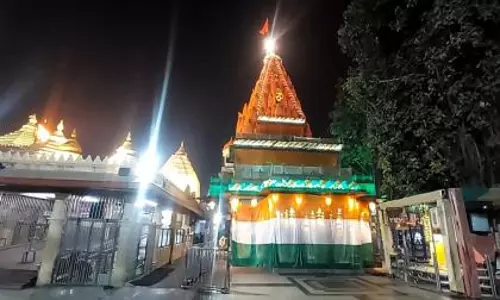 MP: 77वें गणतंत्र दिवस के मौके पर महाकालेश्वर मंदिर को तिरंगे से सजाया गया MP: 77वें गणतंत्र दिवस के मौके पर महाकालेश्वर मंदिर को तिरंगे से सजाया गया
