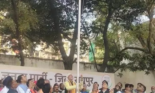 रायपुर बीजेपी दफ्तर में अध्यक्ष किरण सिंह देव ने फहराया तिरंगा