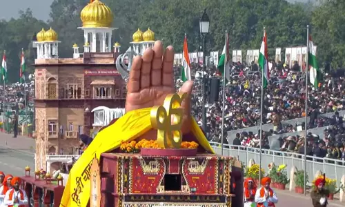 Punjab की झांकी ने श्री गुरु तेग बहादुर साहिब जी की शहादत के 350वें वर्ष को श्रद्धांजलि अर्पित की Punjab की झांकी ने श्री गुरु तेग बहादुर साहिब जी की शहादत के 350वें वर्ष को श्रद्धांजलि अर्पित की