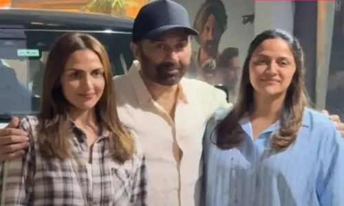 सनी देओल Border 2 की स्क्रीनिंग में अपनी सौतेली बहनों ईशा और अहाना के साथ पोज़ देते हुए सनी देओल Border 2 की स्क्रीनिंग में अपनी सौतेली बहनों ईशा और अहाना के साथ पोज़ देते हुए