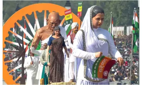 Gujarat की वंदे मातरम झांकी स्वदेशी, आत्मनिर्भरता और स्वतंत्रता के शाश्वत मंत्र को करती है प्रदर्शित Gujarat की वंदे मातरम झांकी स्वदेशी, आत्मनिर्भरता और स्वतंत्रता के शाश्वत मंत्र को करती है प्रदर्शित