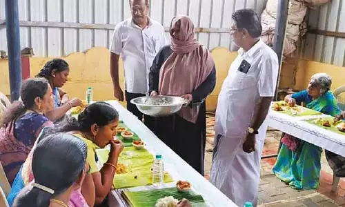 Thanjavur: मुस्लिम जोड़े ने वीरमकालियम्मन मंदिर में शानदार दावत का आयोजन किया Thanjavur: मुस्लिम जोड़े ने वीरमकालियम्मन मंदिर में शानदार दावत का आयोजन किया