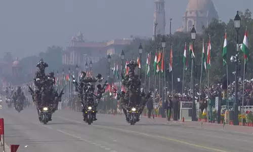 गणतंत्र दिवस 2026: CRPF और SSB के मोटरसाइकिल चालकों ने कर्तव्य पथ पर अपने कौशल का प्रदर्शन किया गणतंत्र दिवस 2026: CRPF और SSB के मोटरसाइकिल चालकों ने कर्तव्य पथ पर अपने कौशल का प्रदर्शन किया