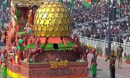 Puducherry की झांकी में समृद्ध शिल्प विरासत और ऑरोविल के दृष्टिकोण का प्रदर्शन किया गया