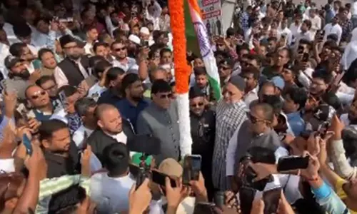 AIMIM प्रमुख असदुद्दीन ओवैसी ने गणतंत्र दिवस के 77वें दिन राष्ट्रीय ध्वज फहराया AIMIM प्रमुख असदुद्दीन ओवैसी ने गणतंत्र दिवस के 77वें दिन राष्ट्रीय ध्वज फहराया