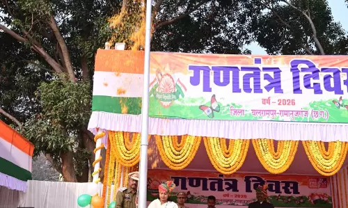 मंत्री लक्ष्मी राजवाड़े ने बलरामपुर में किया ध्वजारोहण