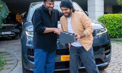Chiranjeevi ने निर्देशक अनिल रविपुडी को नई कार दी Chiranjeevi ने निर्देशक अनिल रविपुडी को नई कार दी