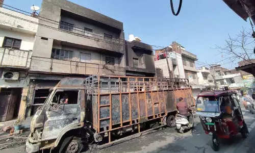 पार्क किए गए CNG ट्रक में आग लगने से सिलेंडर फटने से दहशत फैल गई पार्क किए गए CNG ट्रक में आग लगने से सिलेंडर फटने से दहशत फैल गई