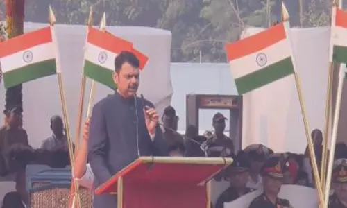 7वां गणतंत्र दिवस: मुंबई में CM फडणवीस ने तिरंगा फहराया