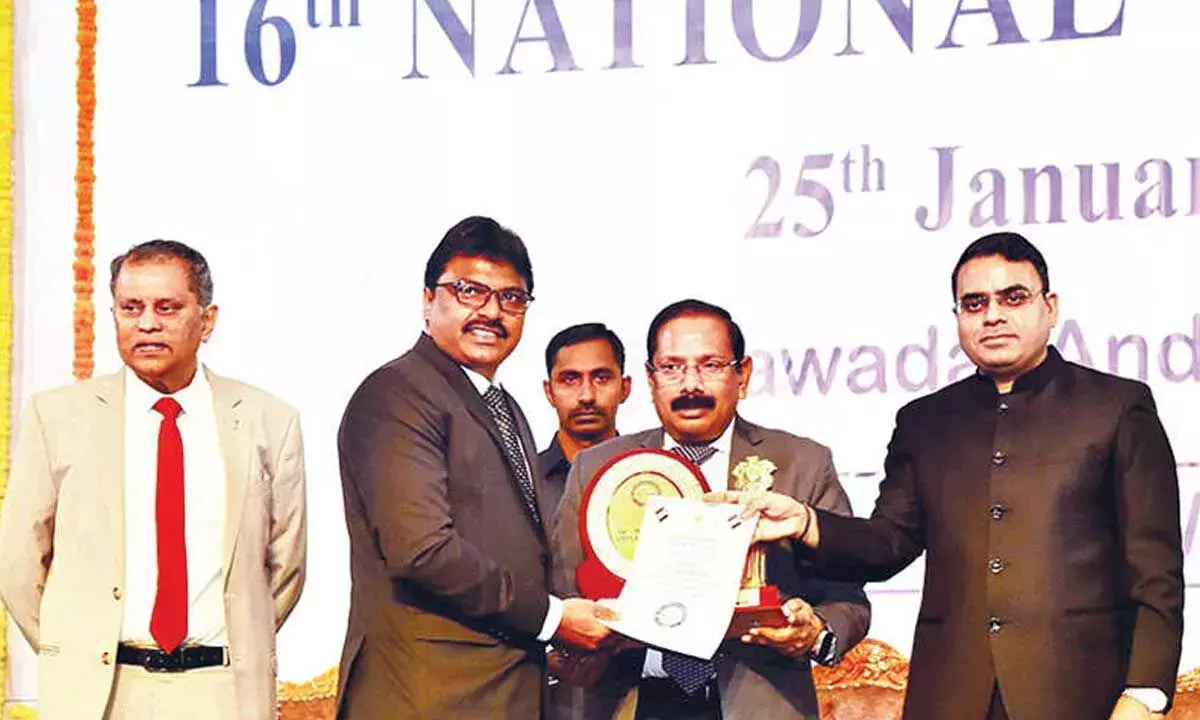 Prakasam कलेक्टर को चुनावी उत्कृष्टता के लिए सम्मानित किया गया Prakasam कलेक्टर को चुनावी उत्कृष्टता के लिए सम्मानित किया गया