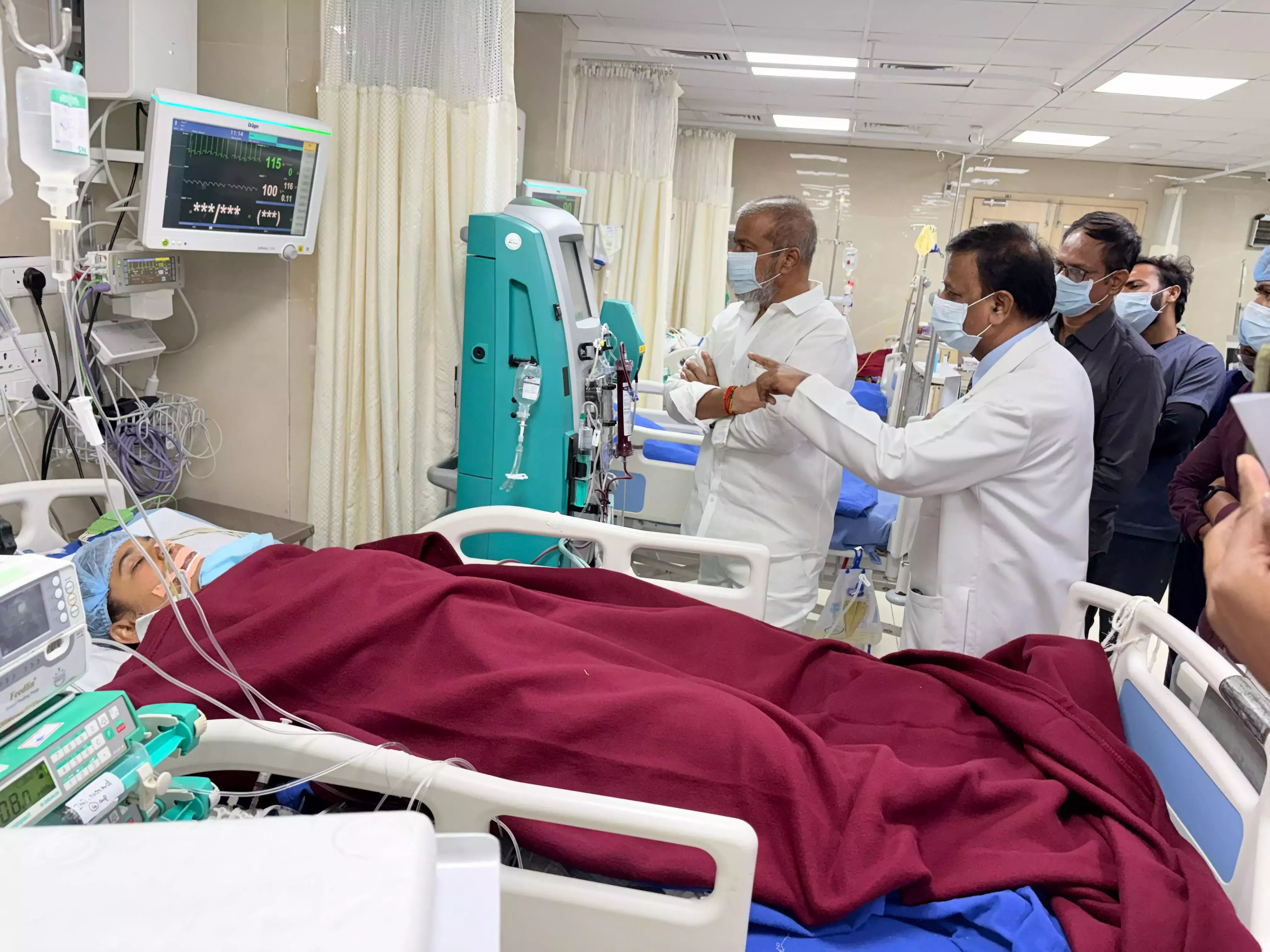 Telangana में तस्करों के हमले के बाद एक्साइज कांस्टेबल की हालत गंभीर