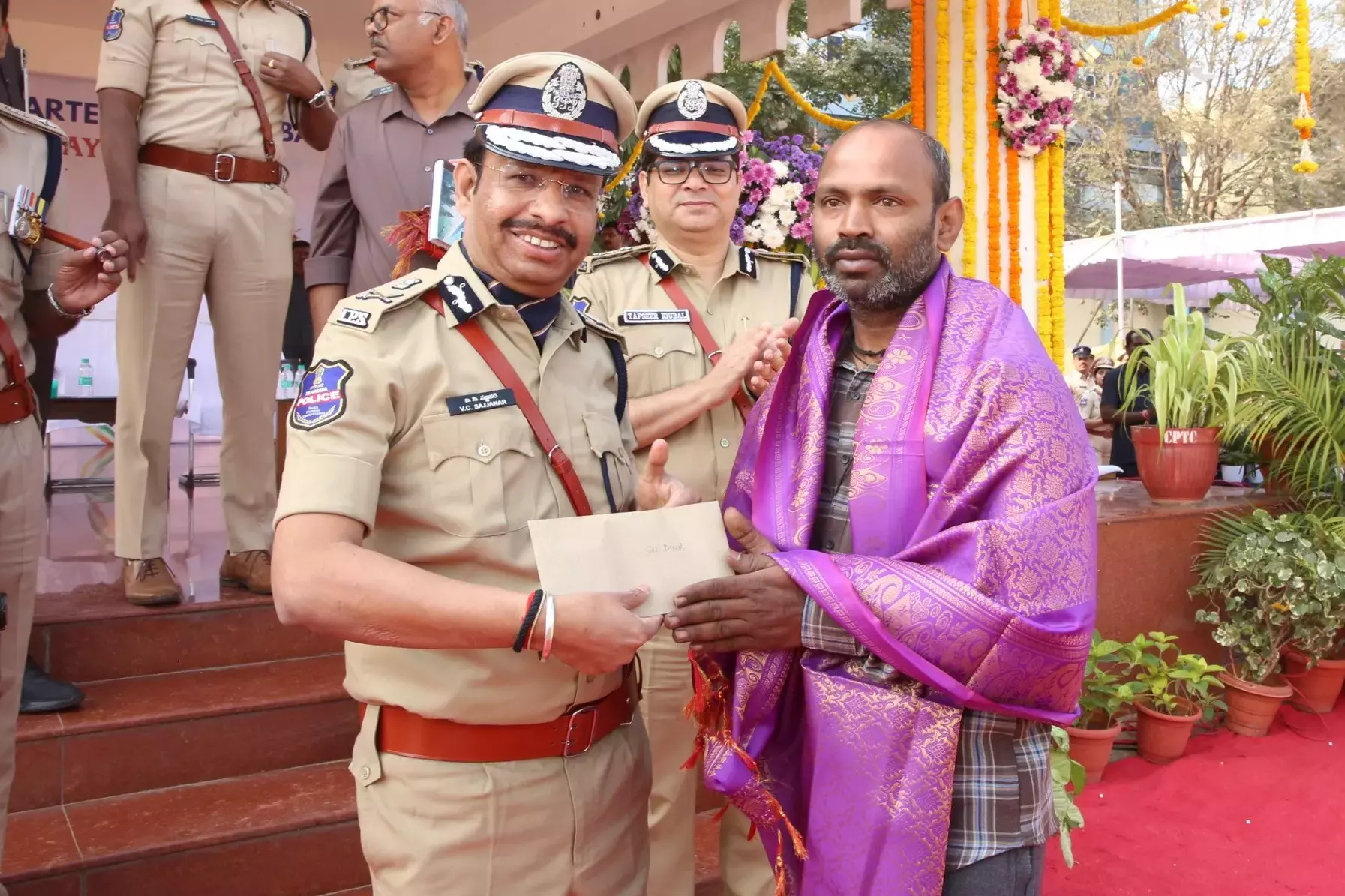 सज्जनार ने Nampally आग दुर्घटना के दौरान लोगों को बचाने वाले नेक इंसान को सम्मानित सज्जनार ने Nampally आग दुर्घटना के दौरान लोगों को बचाने वाले नेक इंसान को सम्मानित