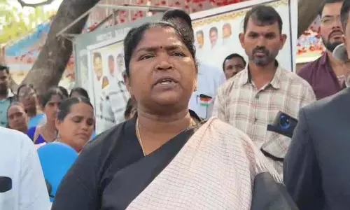 हम खाना गिनकर मेडाराम मेले के पास नहीं बांट सकते: Minister Seethakka हम खाना गिनकर मेडाराम मेले के पास नहीं बांट सकते: Minister Seethakka