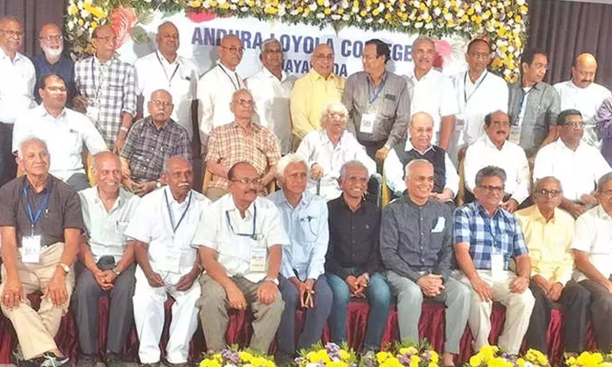 Andhra: आंध्र लोयोला कॉलेज के पूर्व छात्रों की बैठक आयोजित की गई