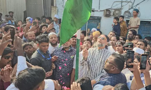 Asaduddin Owaisi ने गणतंत्र दिवस पर राष्ट्रीय ध्वज फहराया