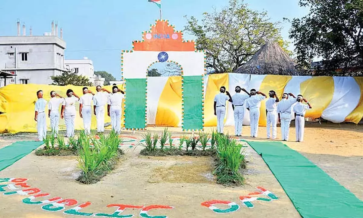 Andhra: आदर्श हाई स्कूल ने तिरंगे की थीम पर क्रिएटिविटी दिखाई Andhra: आदर्श हाई स्कूल ने तिरंगे की थीम पर क्रिएटिविटी दिखाई